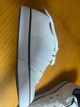 Zapatillas blancas y negras