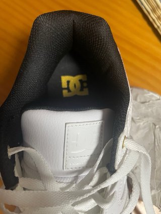 Zapatillas blancas y negras