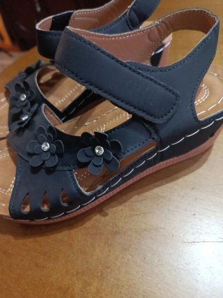 Sandalias negras con flores y pedrería