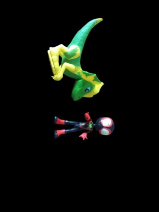 Muñeco dinosaurio y superhéroe