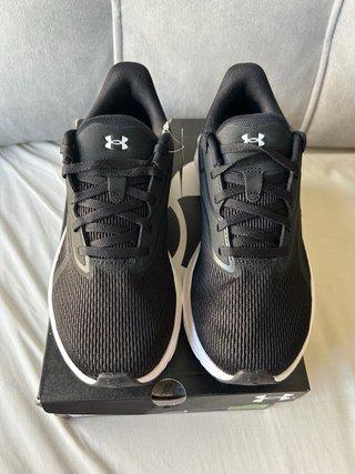 Zapatilla Under Armour Negra y Blanca