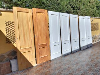 Puertas de madera y blancas
