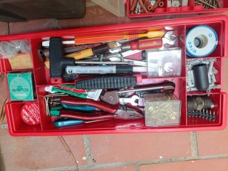 Caja de herramientas y tornillería variada