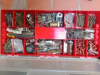 Caja de herramientas y tornillería variada