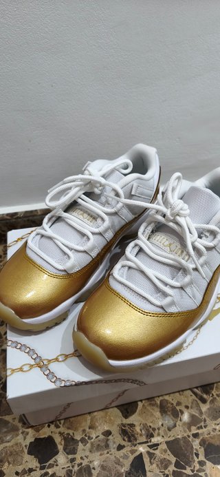 Jordan 11 Retro Low Oro Blanco Unisex