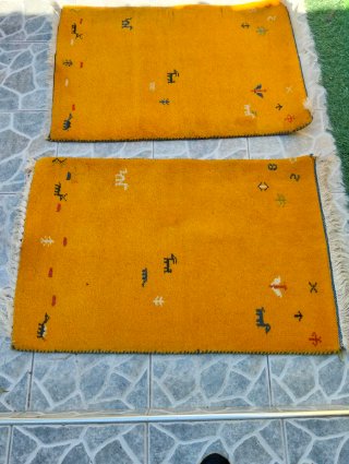Alfombras de lana amarillas con diseño