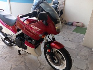 Kawasaki GPZ 500 Roja y Blanca