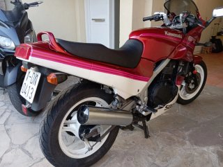 Kawasaki GPZ 500 Roja y Blanca