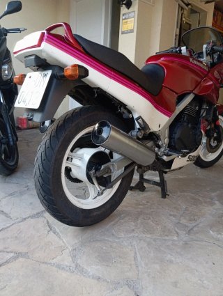 Kawasaki GPZ 500 Roja y Blanca