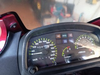 Kawasaki GPZ 500 Roja y Blanca