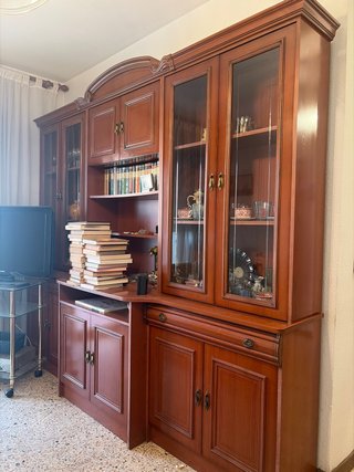 Mueble de salón de madera y cristal