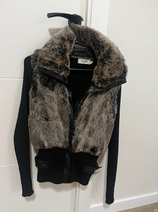 Chaqueta con cuello de pelo y detalles