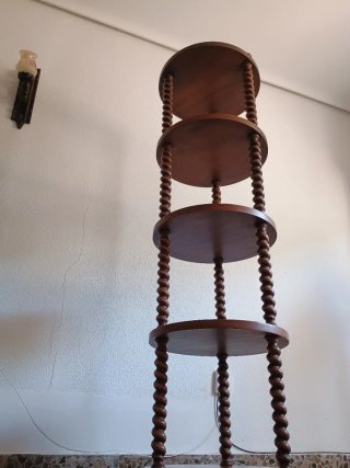 Estantería redonda de madera