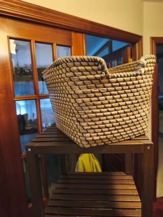 Estantería madera 4 baldas + 2 cestas de regalo