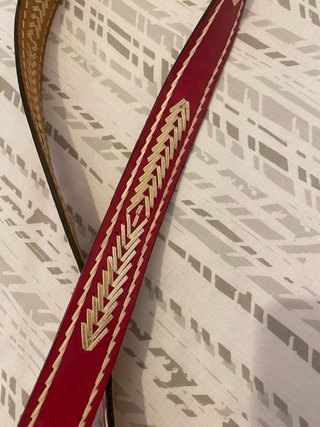 Cinturón de cuero rojo con bordado artesanal