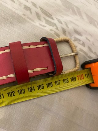 Cinturón de cuero rojo con bordado artesanal