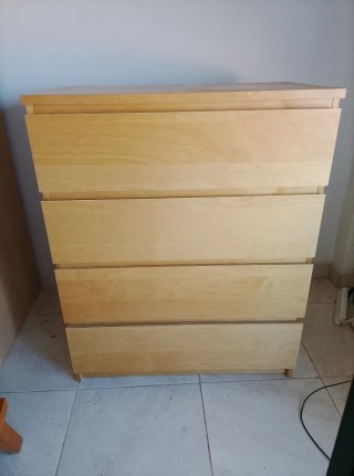 Cómoda de madera con espejo