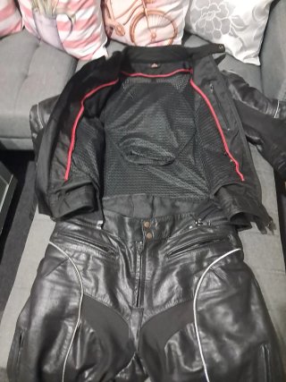 Traje de moto cuero negro