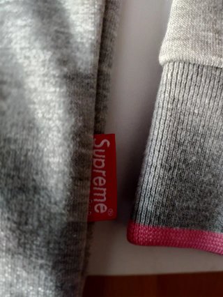Sudadera Supreme gris y rosa