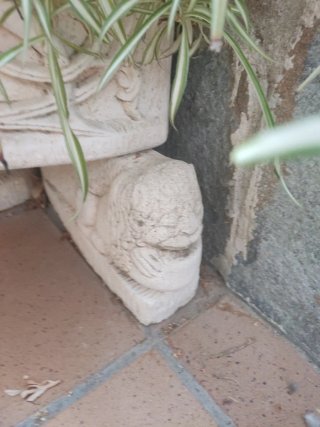 Maceta rinconera con patas de piedra