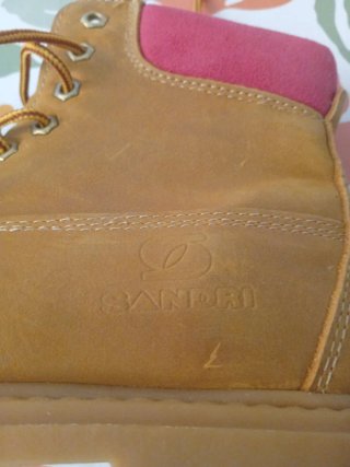 Botas marrones con detalles rosas