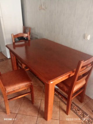 Mesa de comedor y  2 sillas