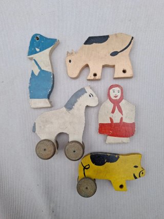 Juguetes de madera vintage: granja y figuras