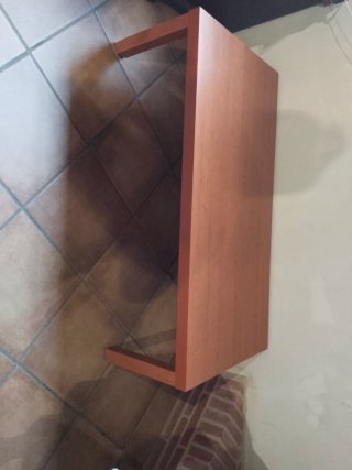 Mesa de salón pequeña de madera