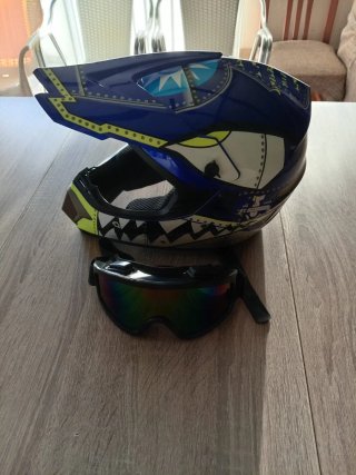 Casco de moto azul con gafas. Talla S.
