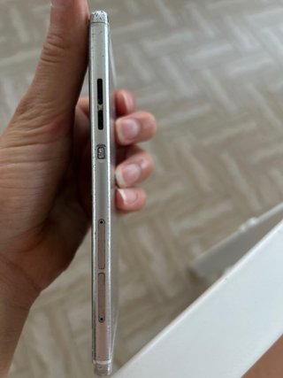Smartphone nero con schermo rotto