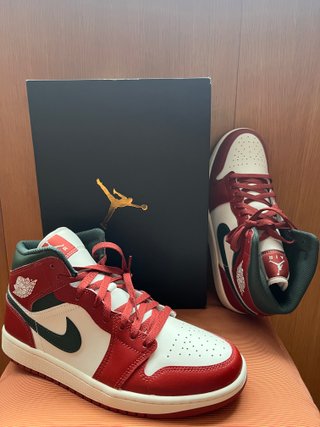 Nike Air Jordan 1 Mid burdeos/verde