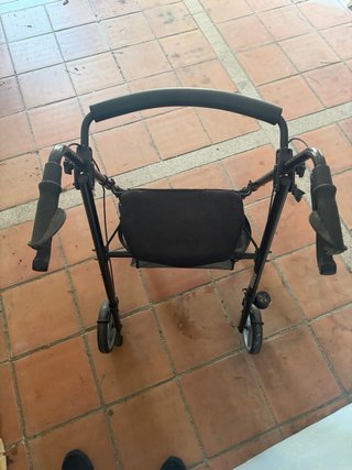 Caminador para adultos, con frenos.