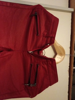 Pantalones rojos con cremalleras