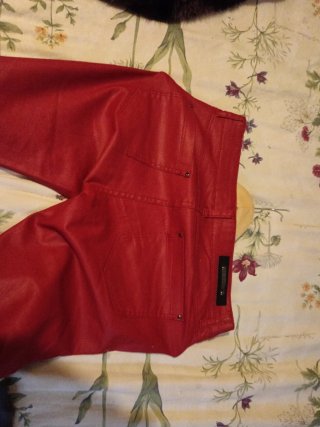 Pantalones rojos con cremalleras