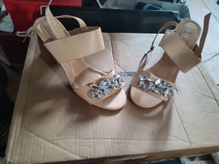 Zapatos de tacón beige con diamantes