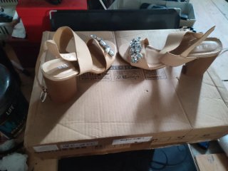 Zapatos de tacón beige con diamantes