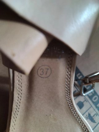 Zapatos de tacón beige con diamantes