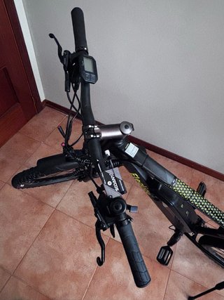 Bicicleta de montaña negra