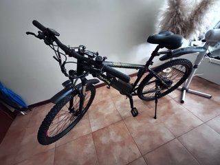 Bicicleta de montaña negra