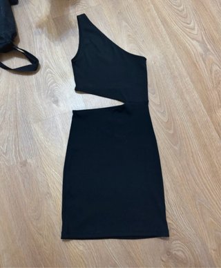 Vestido negro asimétrico con cut-out