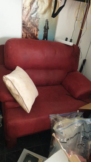 Sillón cómodo tapizado rojo y beige