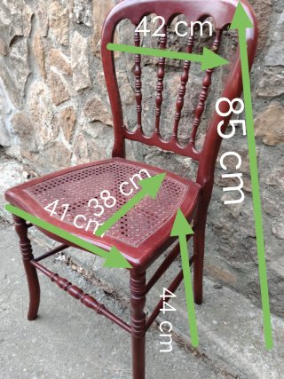 Silla de madera con asiento de rejilla