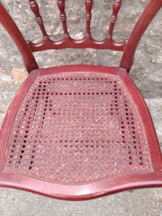 Silla de madera con asiento de rejilla
