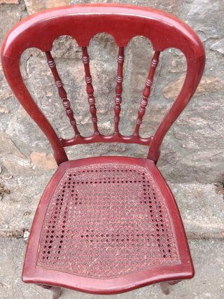 Silla de madera con asiento de rejilla