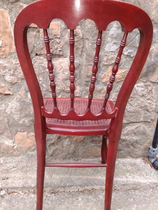 Silla de madera con asiento de rejilla