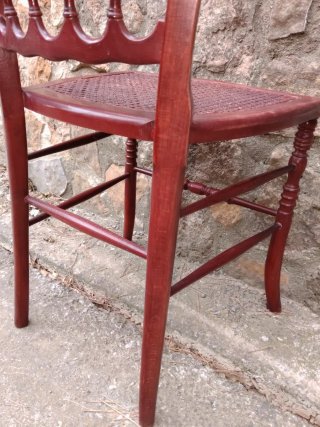 Silla de madera con asiento de rejilla