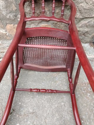 Silla de madera con asiento de rejilla