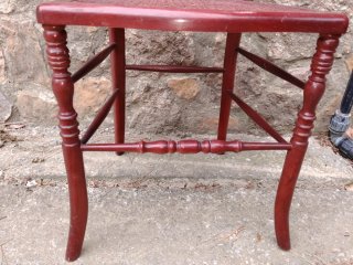 Silla de madera con asiento de rejilla
