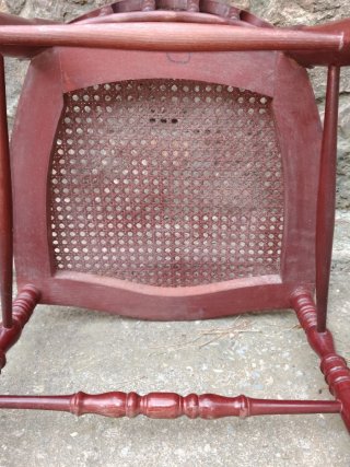 Silla de madera con asiento de rejilla