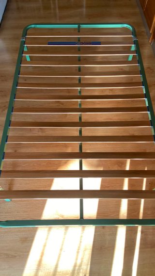 Somier con patas metálicas y lamas de madera